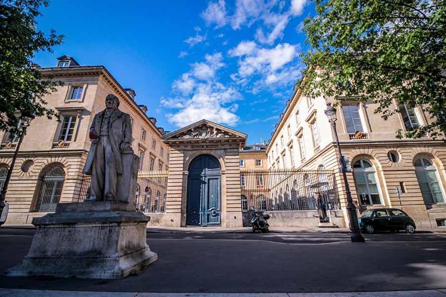 Apartamento Petite Maison Avec Cour Dans Les Beaux Quartiers-Vous Faites Le Menage- Very Good Prices For T-H-E Location But You Have To Clea-N Th-E Flat París Exterior foto