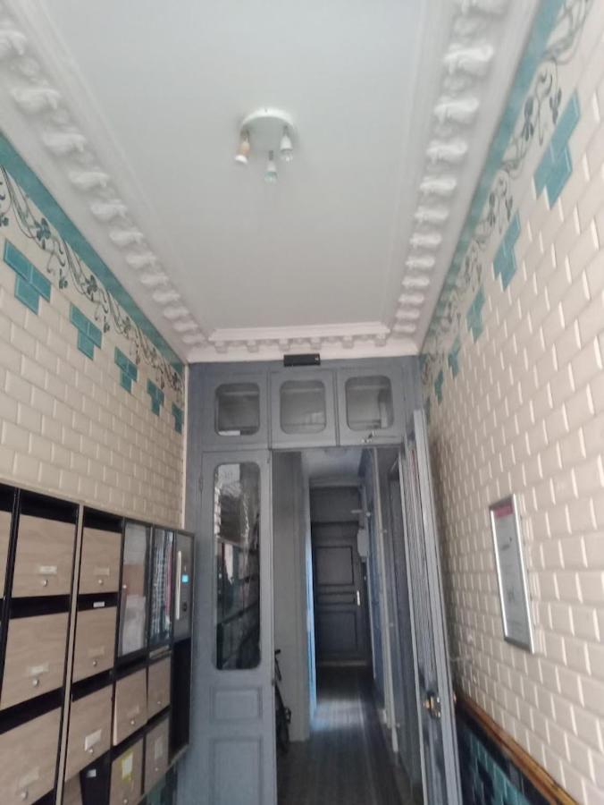 Apartamento Petite Maison Avec Cour Dans Les Beaux Quartiers-Vous Faites Le Menage- Very Good Prices For T-H-E Location But You Have To Clea-N Th-E Flat París Exterior foto
