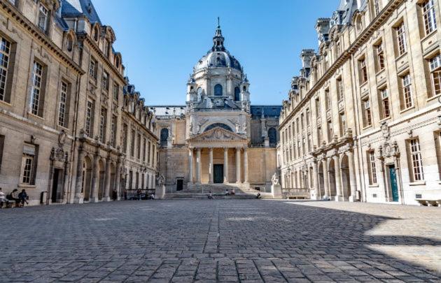 Apartamento Petite Maison Avec Cour Dans Les Beaux Quartiers-Vous Faites Le Menage- Very Good Prices For T-H-E Location But You Have To Clea-N Th-E Flat París Exterior foto