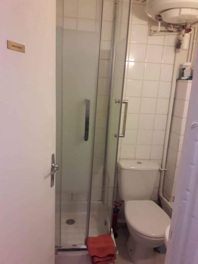 Apartamento Petite Maison Avec Cour Dans Les Beaux Quartiers-Vous Faites Le Menage- Very Good Prices For T-H-E Location But You Have To Clea-N Th-E Flat París Exterior foto