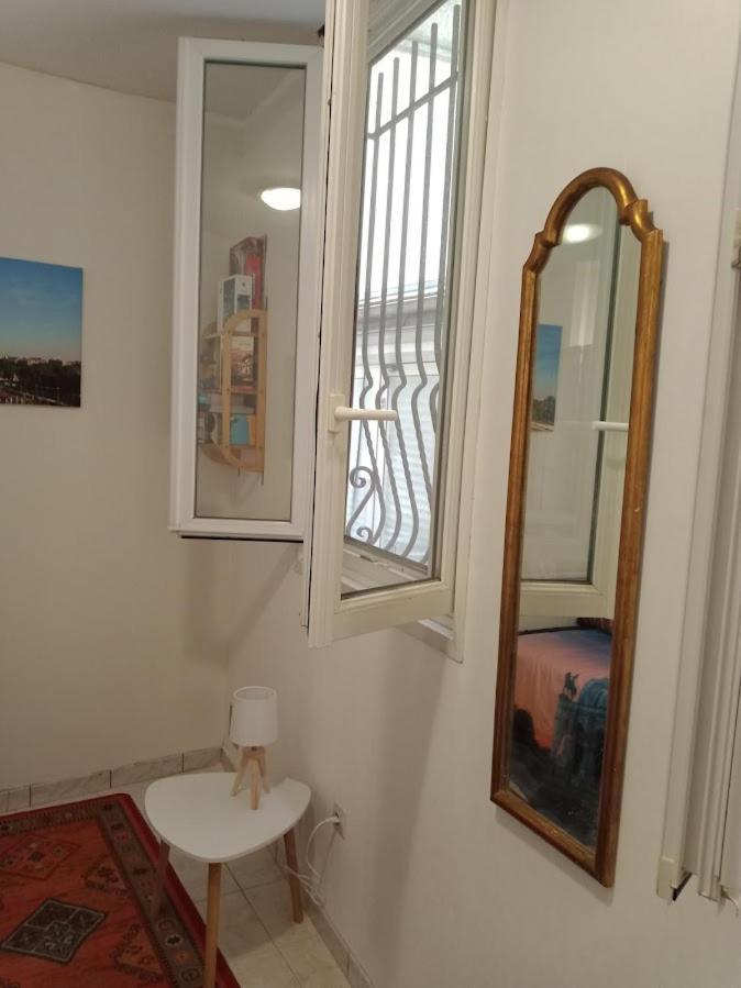 Apartamento Petite Maison Avec Cour Dans Les Beaux Quartiers-Vous Faites Le Menage- Very Good Prices For T-H-E Location But You Have To Clea-N Th-E Flat París Exterior foto