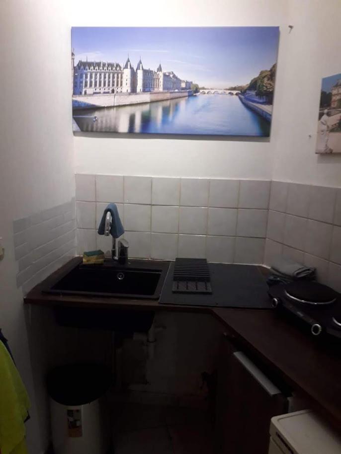 Apartamento Petite Maison Avec Cour Dans Les Beaux Quartiers-Vous Faites Le Menage- Very Good Prices For T-H-E Location But You Have To Clea-N Th-E Flat París Exterior foto